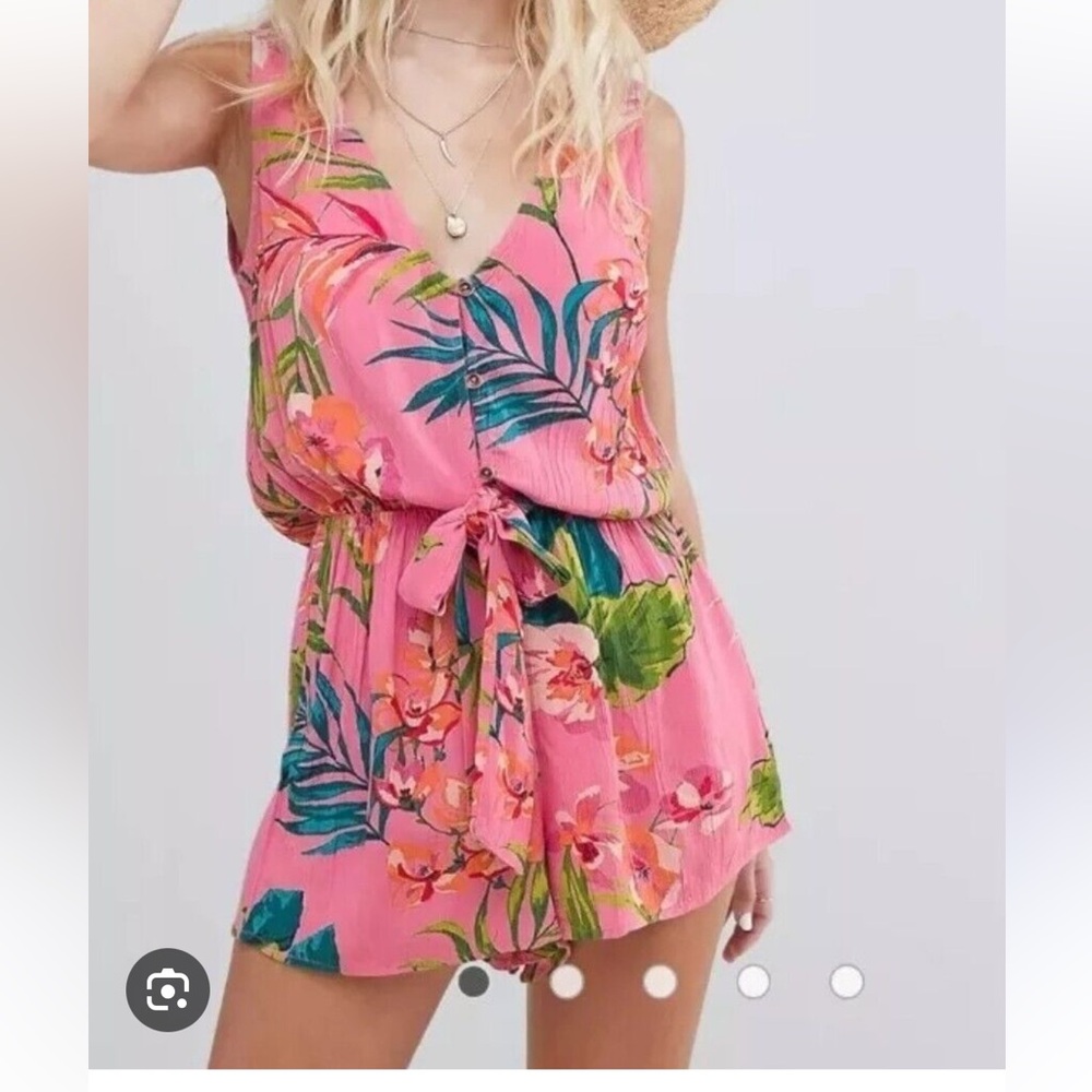 Billabong Button Front Floral Romper - Size L Runs Small -Never Worn